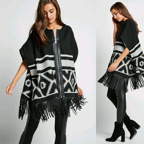BCBGENERATION Sweaters - 🖤 BCBGENERATION ZIP-UP GEO PRINT PONCHO